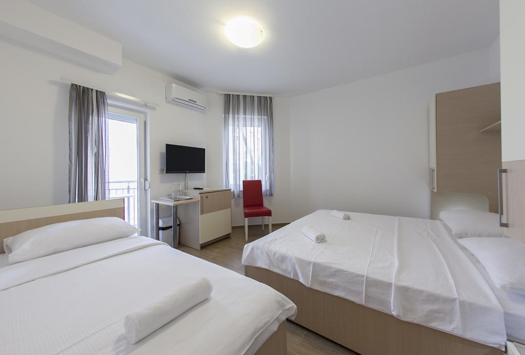Guesthouse Villa Klara Baška Voda Екстериор снимка
